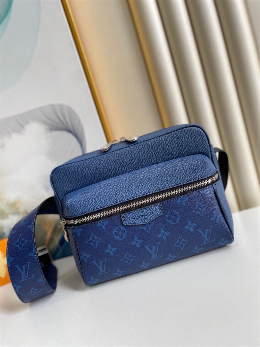 LOUIS VUITTON OUTDOOR MESSENGER – LVB019