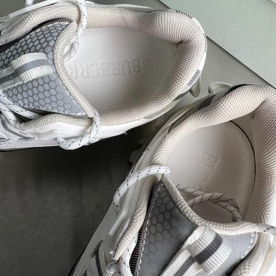 BURBERRY SNEAKERS – BBR051