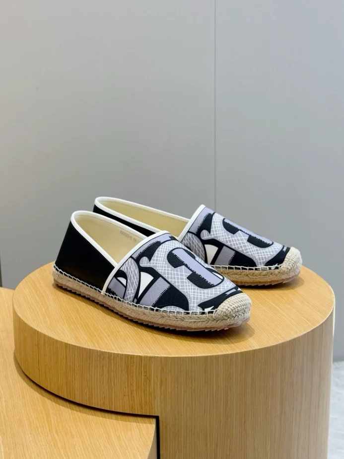 BURBERRY CANVAS STRAW BUCKET – BBR047