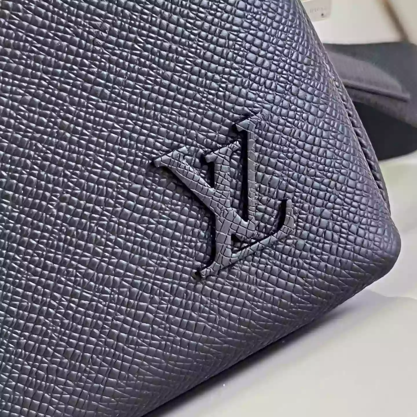 AVENUE MESSENGER BAG BLACK TAIGA COWHIDE LEATHER M11657 – LW429