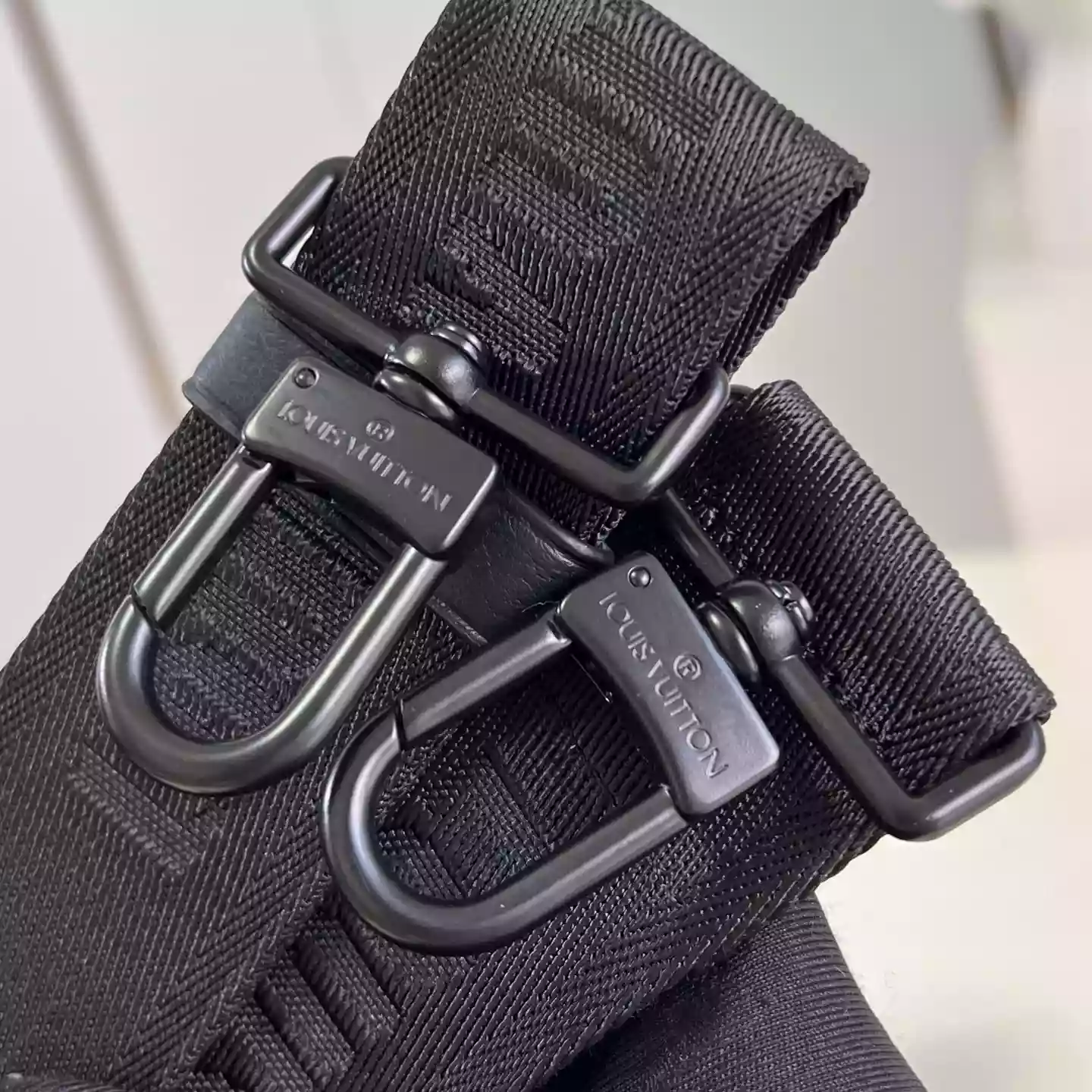 Gaston Wearable Wallet Black M81115 – LW258