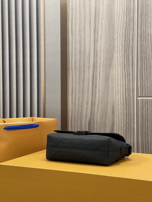 Louis Vuitton S-Cape Messenger Black Bag – LW136