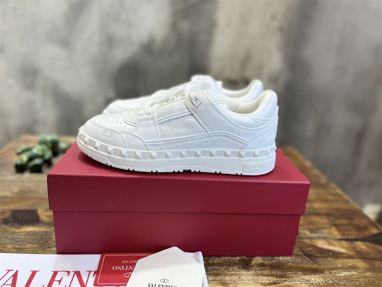 VALENTINO FREEDOTS LOW-TOP SNEAKER IN CALFSKIN – VN003