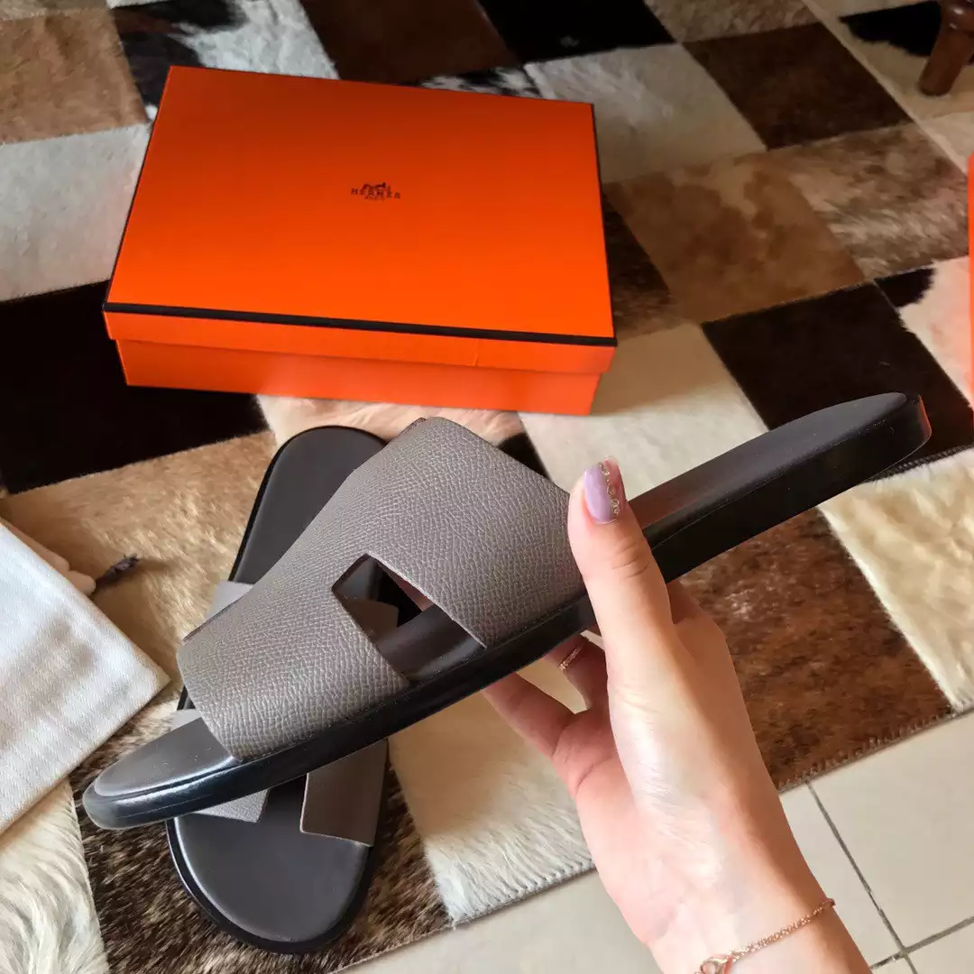 HERMES MEN’S IZMIR SANDALS IN GREY EPSOM CALFSKIN – HMSD027