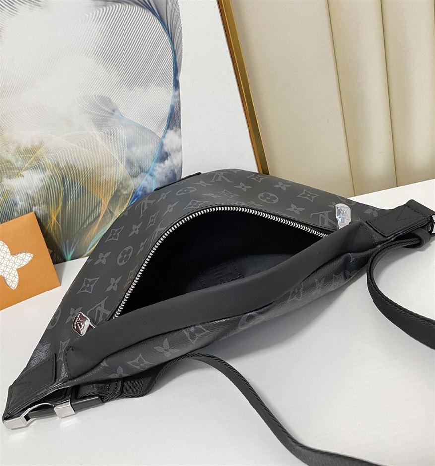 LOUIS VUITTON DISCOVERY BUMBAG – LVB017