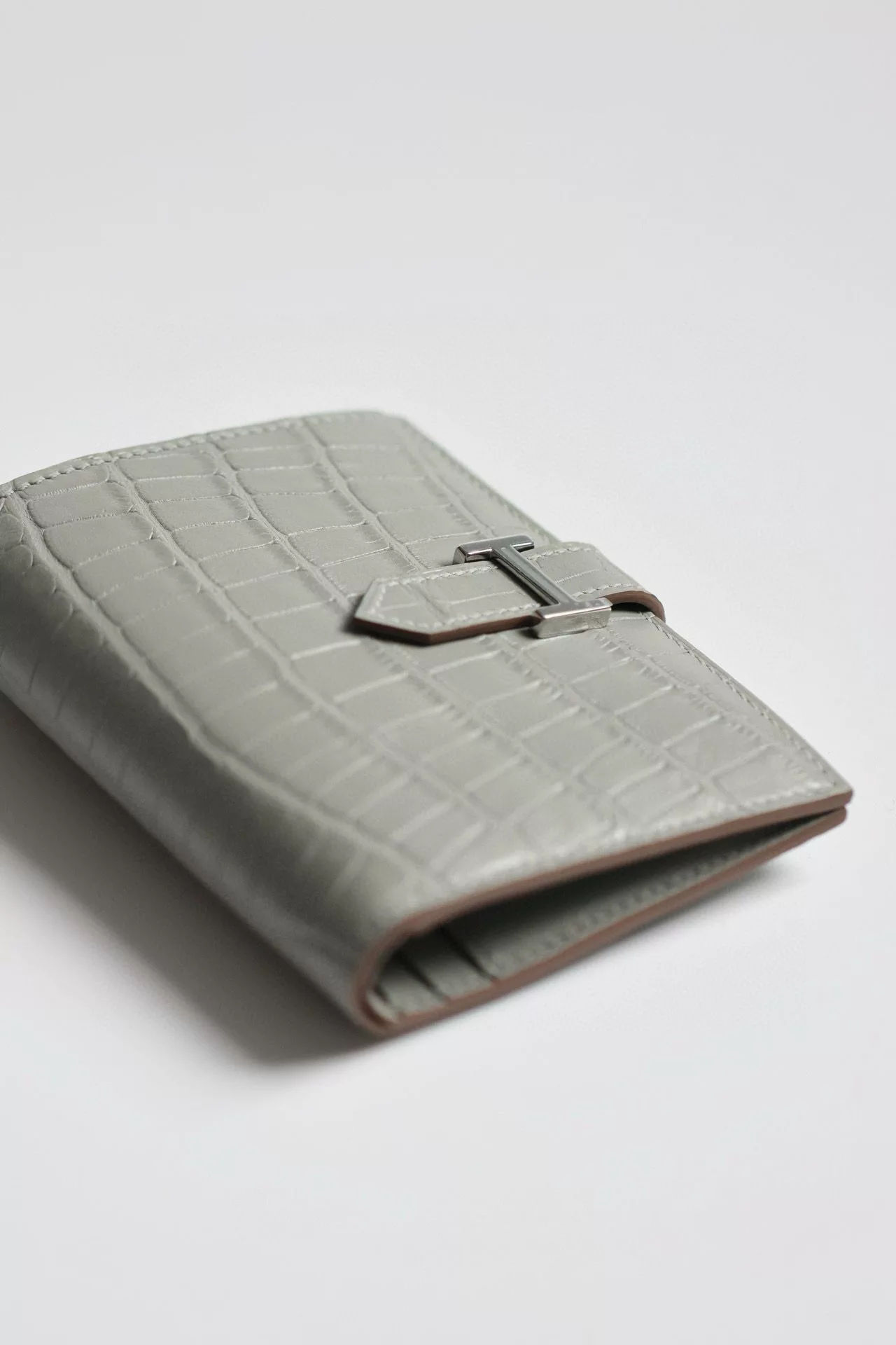 Hermes Bearn Compact Wallet in Pearl Grey Matte Alligator Leather – HW170