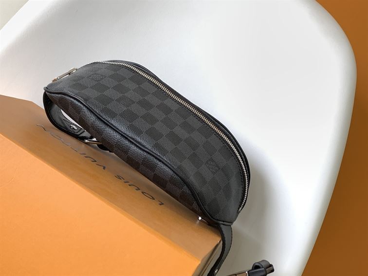 LOUIS VUITTON DISCOVERY BUMBAG DAMIER GRAPHITE – LVB065