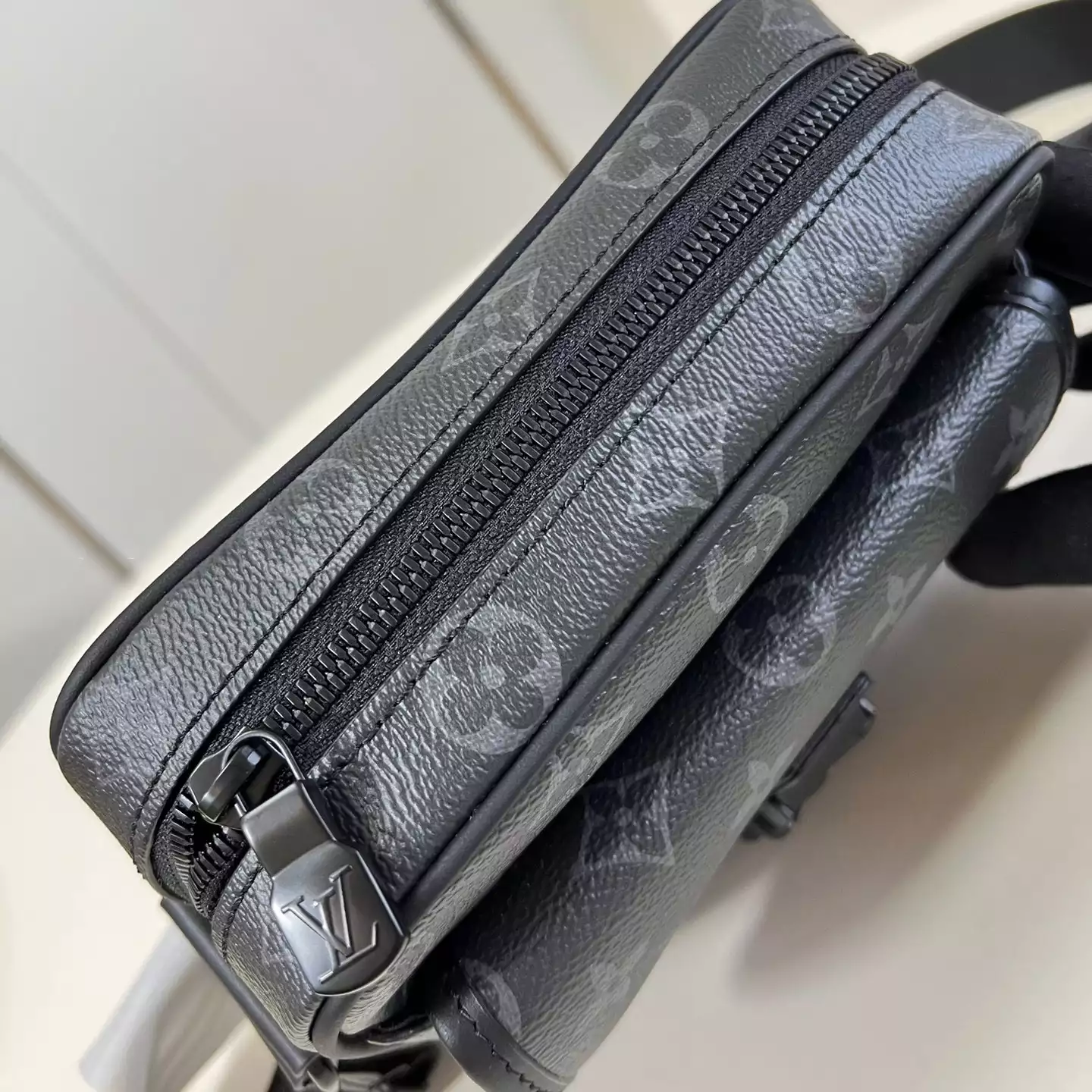 GETAWAY MESSENGER BAG MONOGRAM ECLIPSE M12518  – LW427