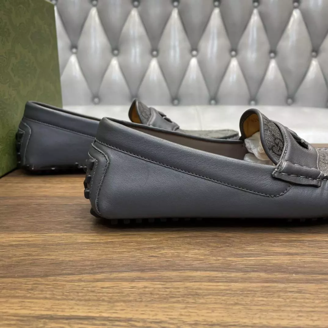 MEN’S INTERLOCKING G DRIVER GREY LEATHER – GL107