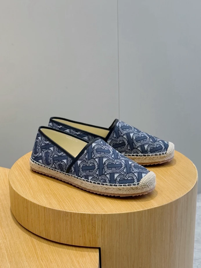 BURBERRY CANVAS STRAW BUCKET – BBR048