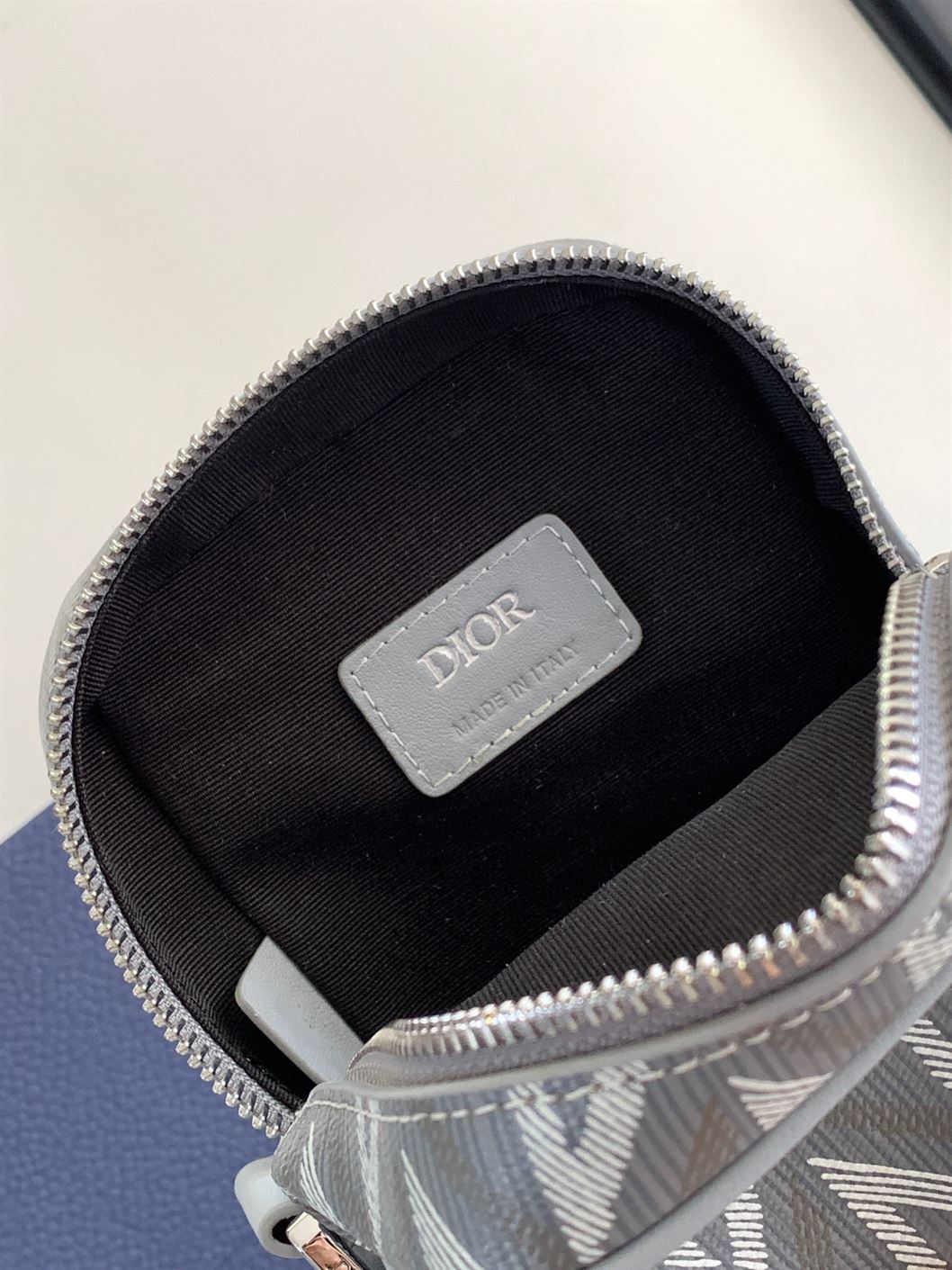 DIOR HIT THE ROAD VERTICAL POUCH – DIO046