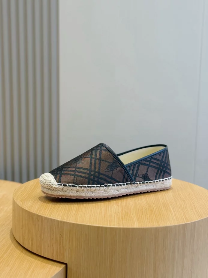 BURBERRY CANVAS STRAW BUCKET – BBR046