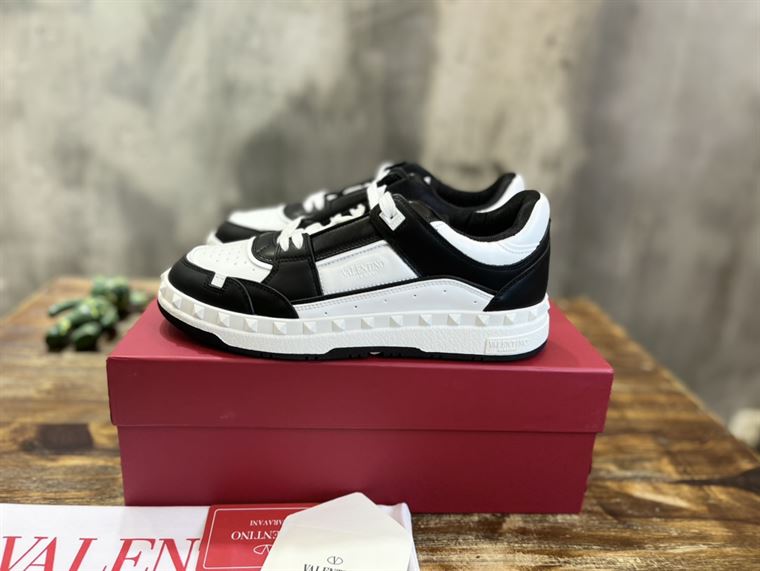 VALENTINO FREEDOTS LOW-TOP SNEAKER IN CALFSKIN – VN004