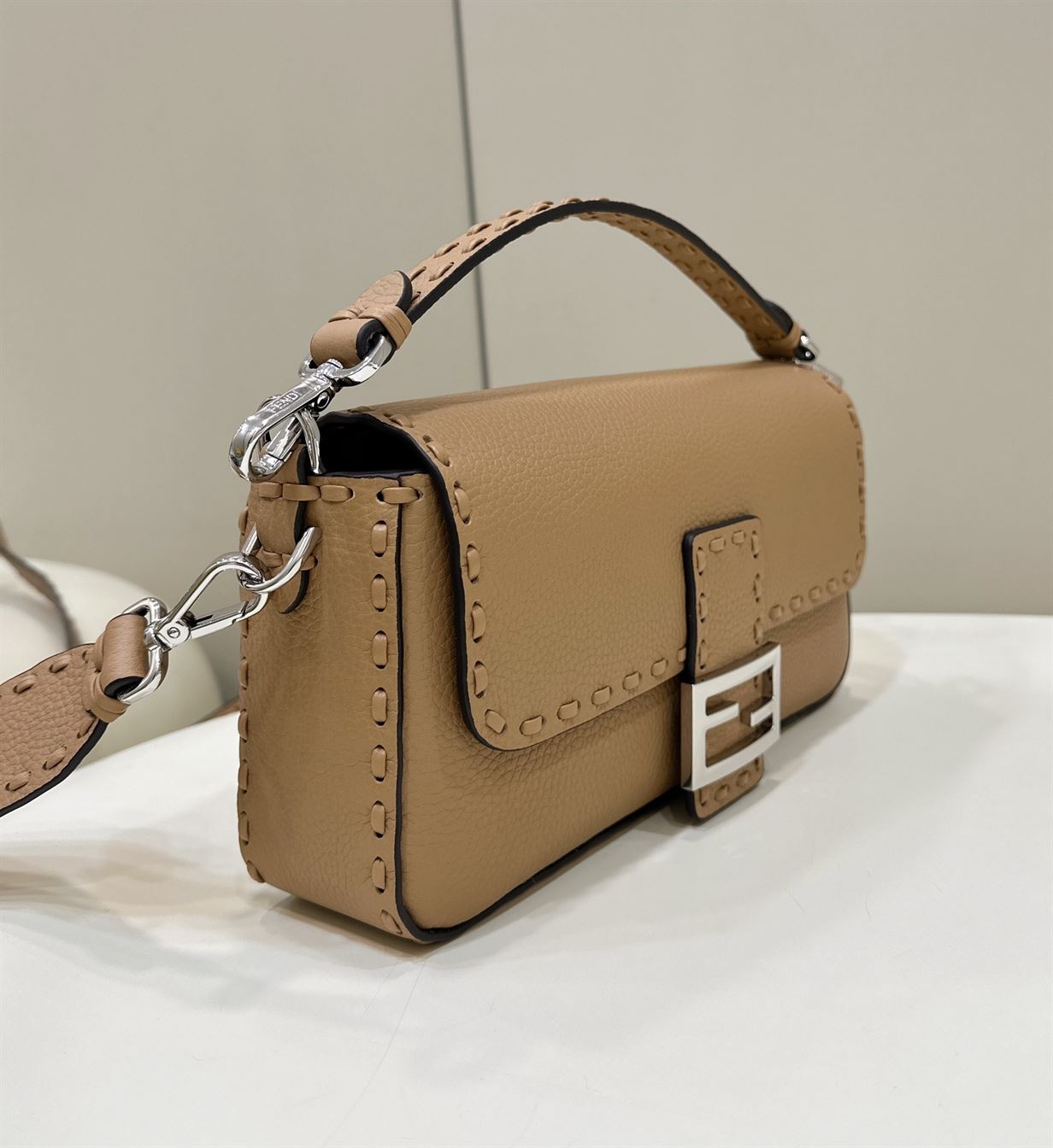 FENDI BAGUETTE BEIGE SELLERIA BAG WITH OVERSIZE TOPSTITCHING – F028