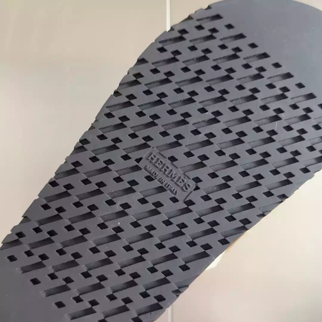 HERMES WOMEN’S CHYPRE SANDALS IN CANVAS WITH BROWN LEATHER – HMSD015