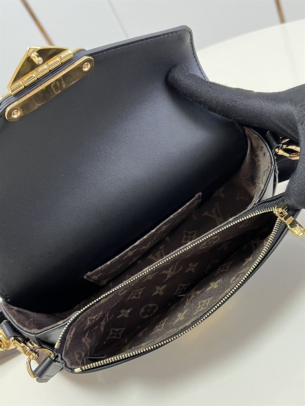 LOUIS VUITTON SWING BAG Black – LW012