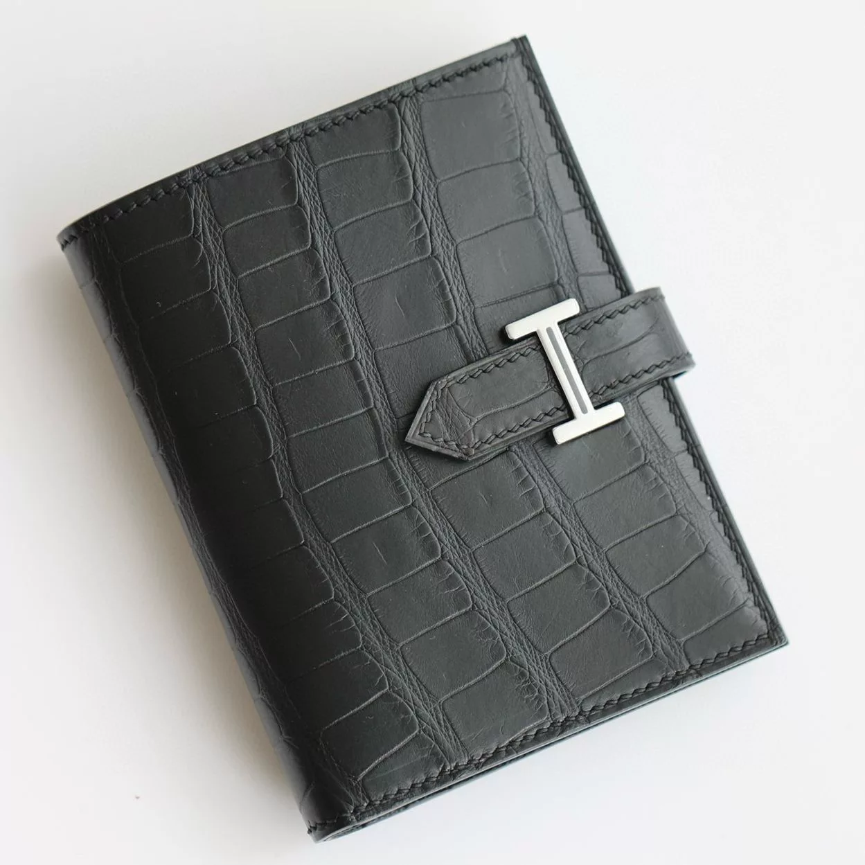 Hermes Bearn Compact Wallet in Black Matte Alligator Leather – HW171
