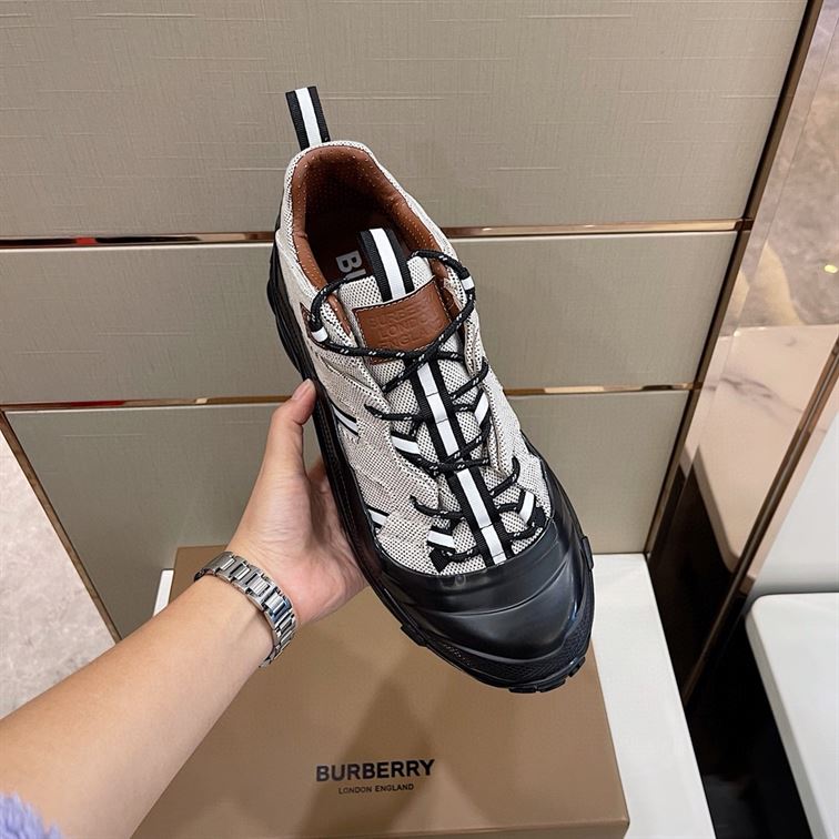 BURBERRY BLACK AND WHITE CANVAS ARTHUR SNEAKERS – BBR021