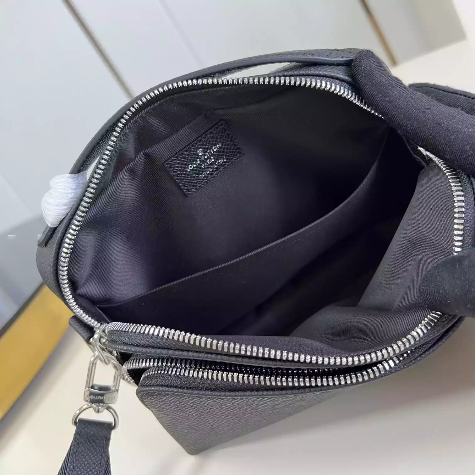 AVENUE MESSENGER BAG BLACK TAIGA COWHIDE LEATHER M11657 – LW429