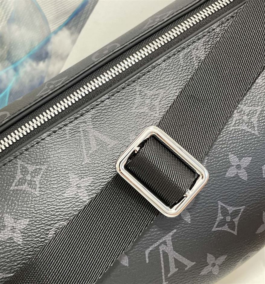 LOUIS VUITTON DISCOVERY BUMBAG – LVB017
