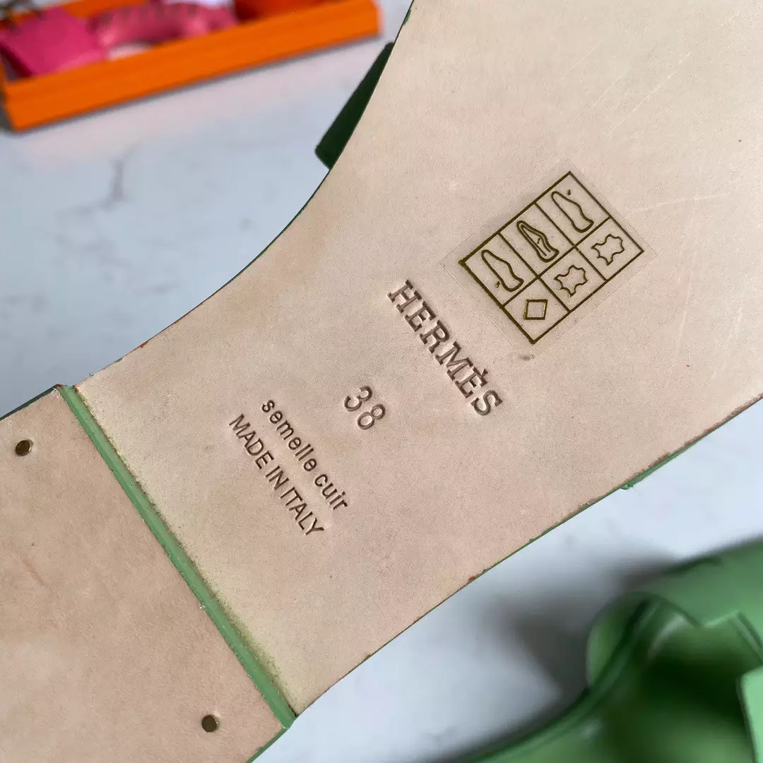 HERMES ORAN SLIDE SANDALS IN VERT CRIQUET EPSOM CALFSKIN – HMSD093
