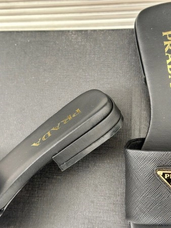 PRADA WOMEN’S SLIDES IN BLACK SAFFIANO LEATHER – PSD063