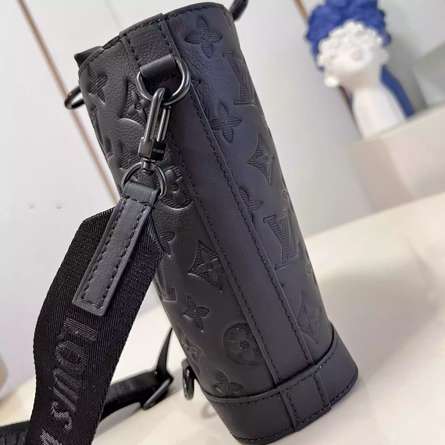 Noé Sling Black Calf Leather M82248 – LW257