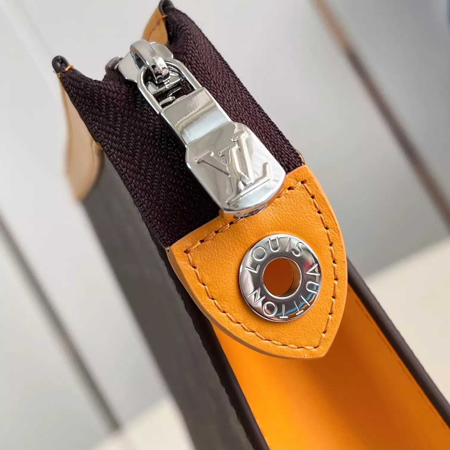 POCHETTE VOYAGE MM SAFRAN YELLOW M12820 – LW402