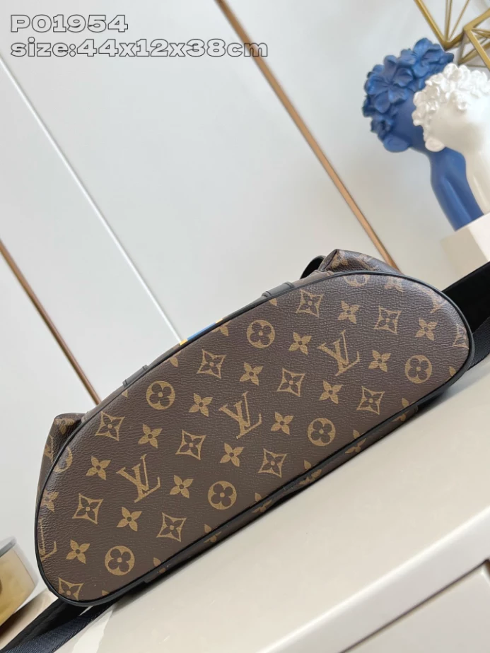 LOUIS VUITTON CHRISTOPHER MM MONOGRAM ECLIPSE – LW457