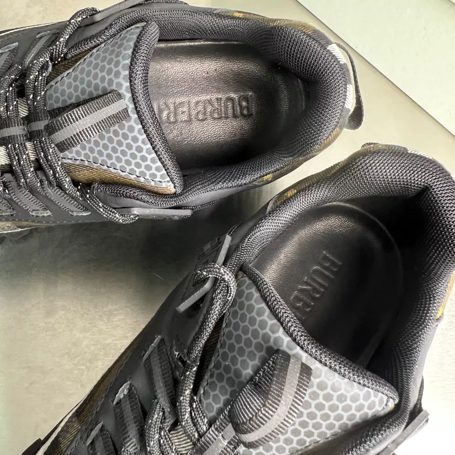 BURBERRY SNEAKERS – BBR052