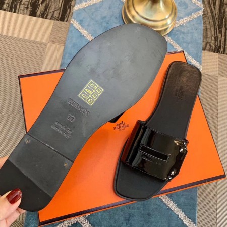 HERMES VIEW SLIDE SANDALS IN BLACK PATENT CALFSKIN – HMSD133