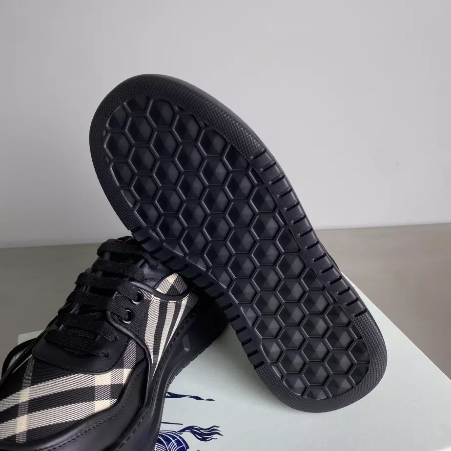BURBERRY SNEAKERS – BBR034