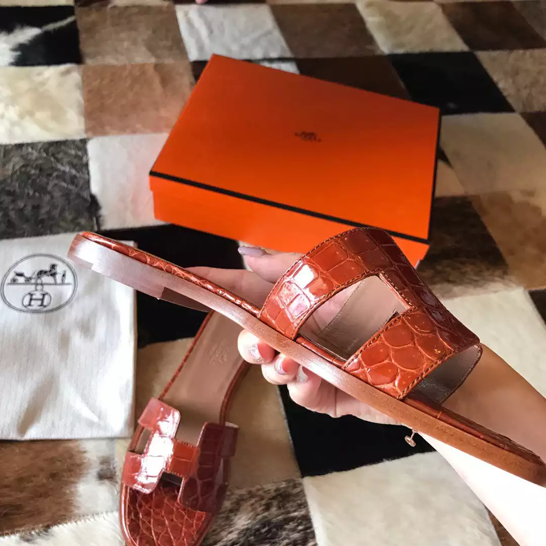 HERMES ORAN SLIDE SANDALS IN ORANGE SHINY NILOTICUS CROCODILE SKIN – HMSD051