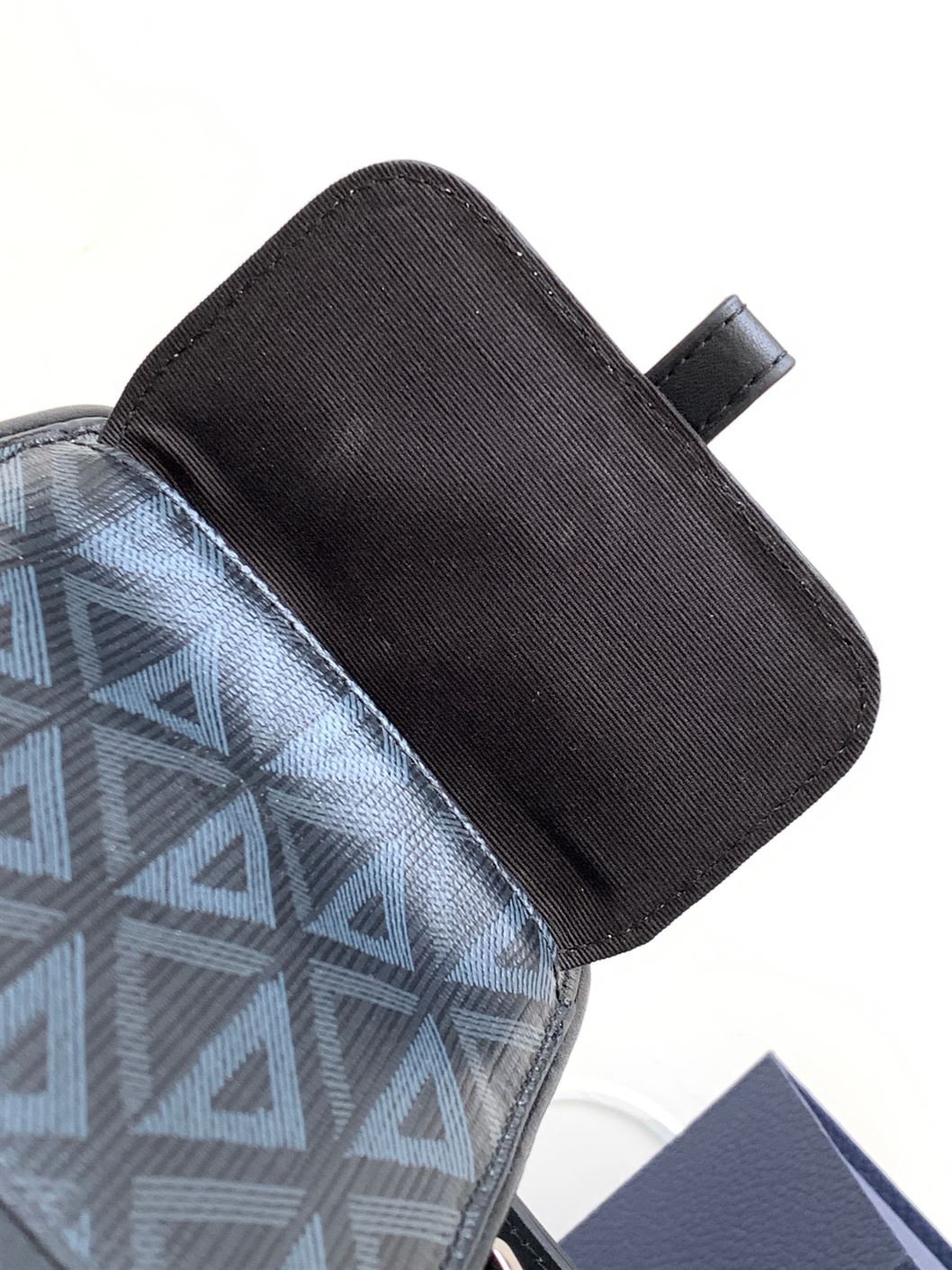 DIOR HIT THE ROAD VERTICAL POUCH – DIO047