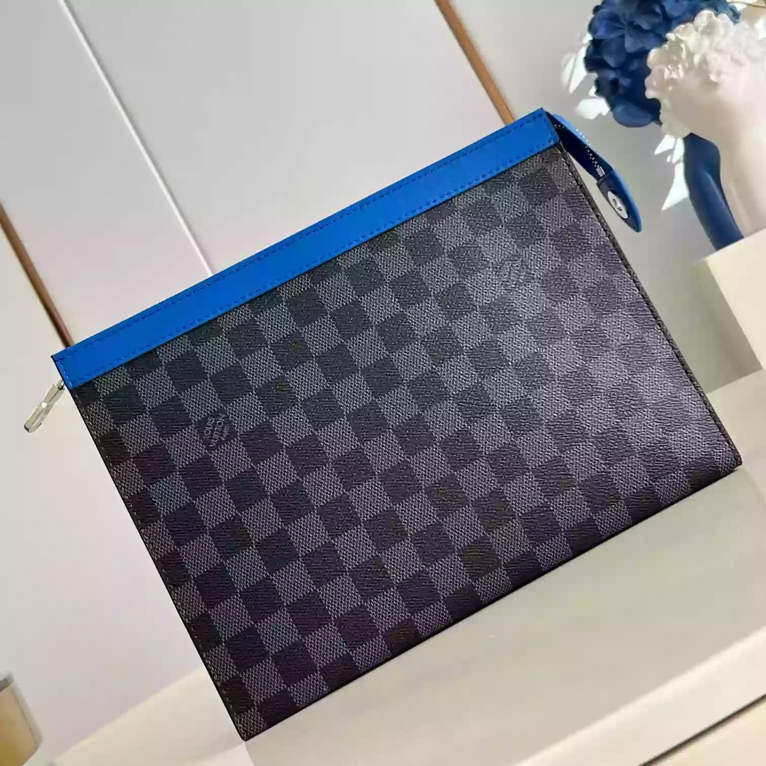 POCHETTE VOYAGE MM INDIGO BLUEDAMIER GRAPHITE CANVAS N00088 – LW407