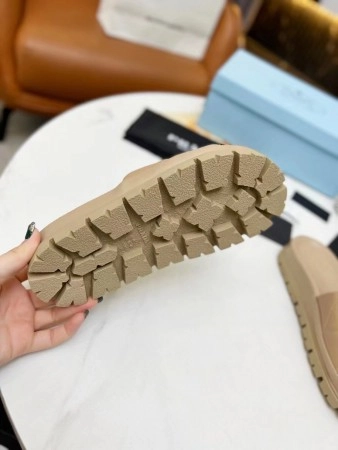 PRADA WOMEN’S SLIDES IN BEIGE QUILTED NAPPA LEATHER – PSD082