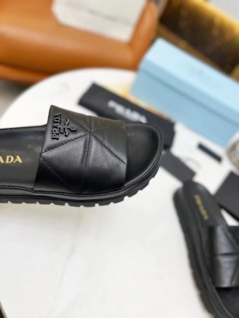 PRADA WOMEN’S SLIDES IN BLACK QUILTED NAPPA LEATHER – PSD083