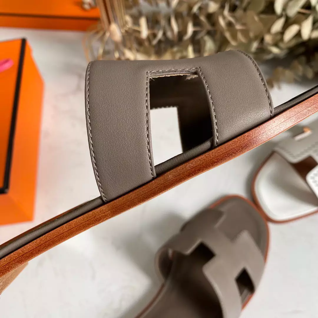 HERMES ORAN SLIDE SANDALS IN TAUPE SWIFT CALFSKIN – HMSD116