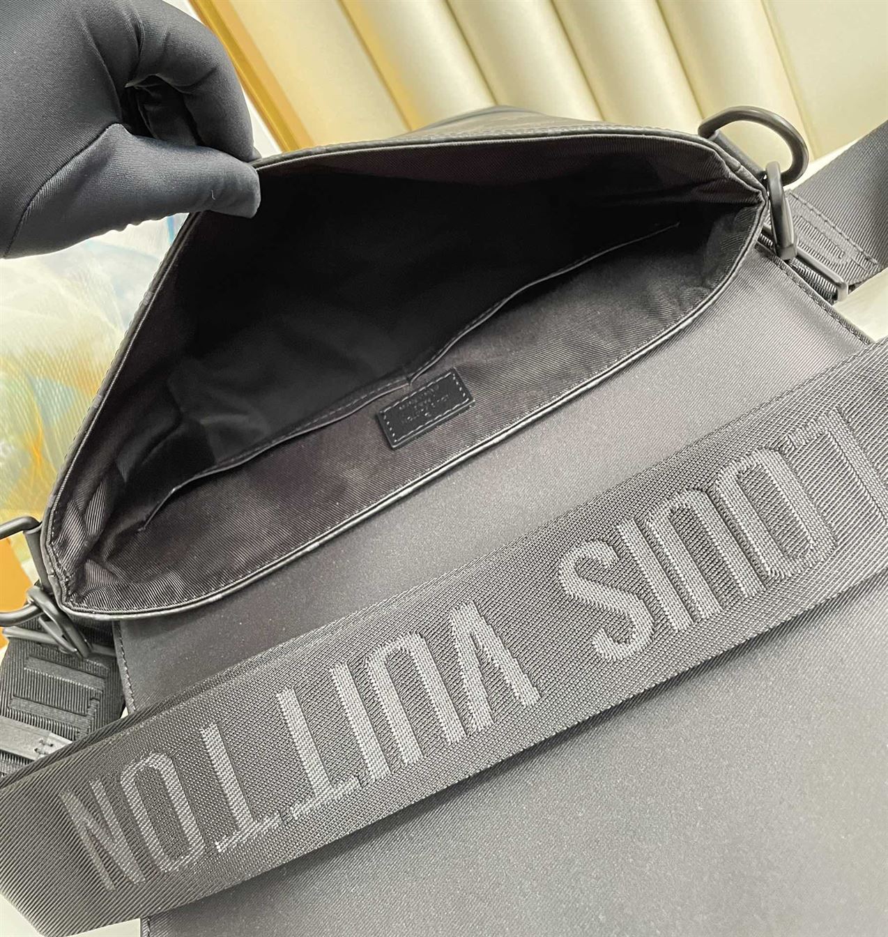 LOUIS VUITTON SAUMUR MESSENGER MONOGRAM ECLIPSE CANVAS – LVB067