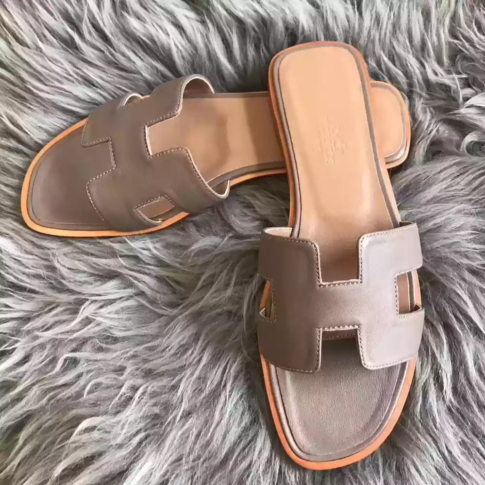 HERMES ORAN SLIDE SANDALS IN GREY SWIFT CALFSKIN – HMSD125