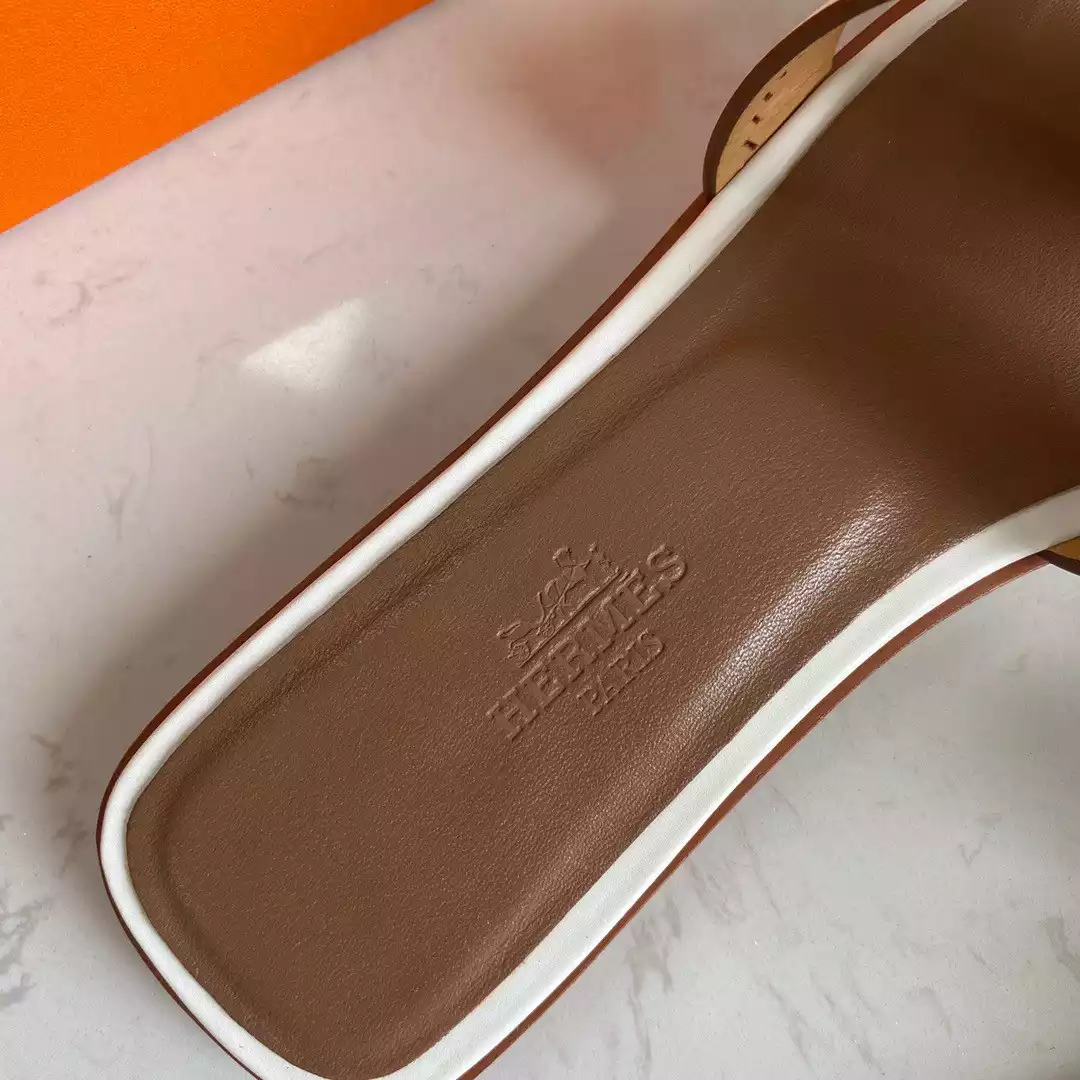 HERMES ORAN SLIDE SANDALS IN WHITE SWIFT PERFORATED CALFSKIN – HMSD101