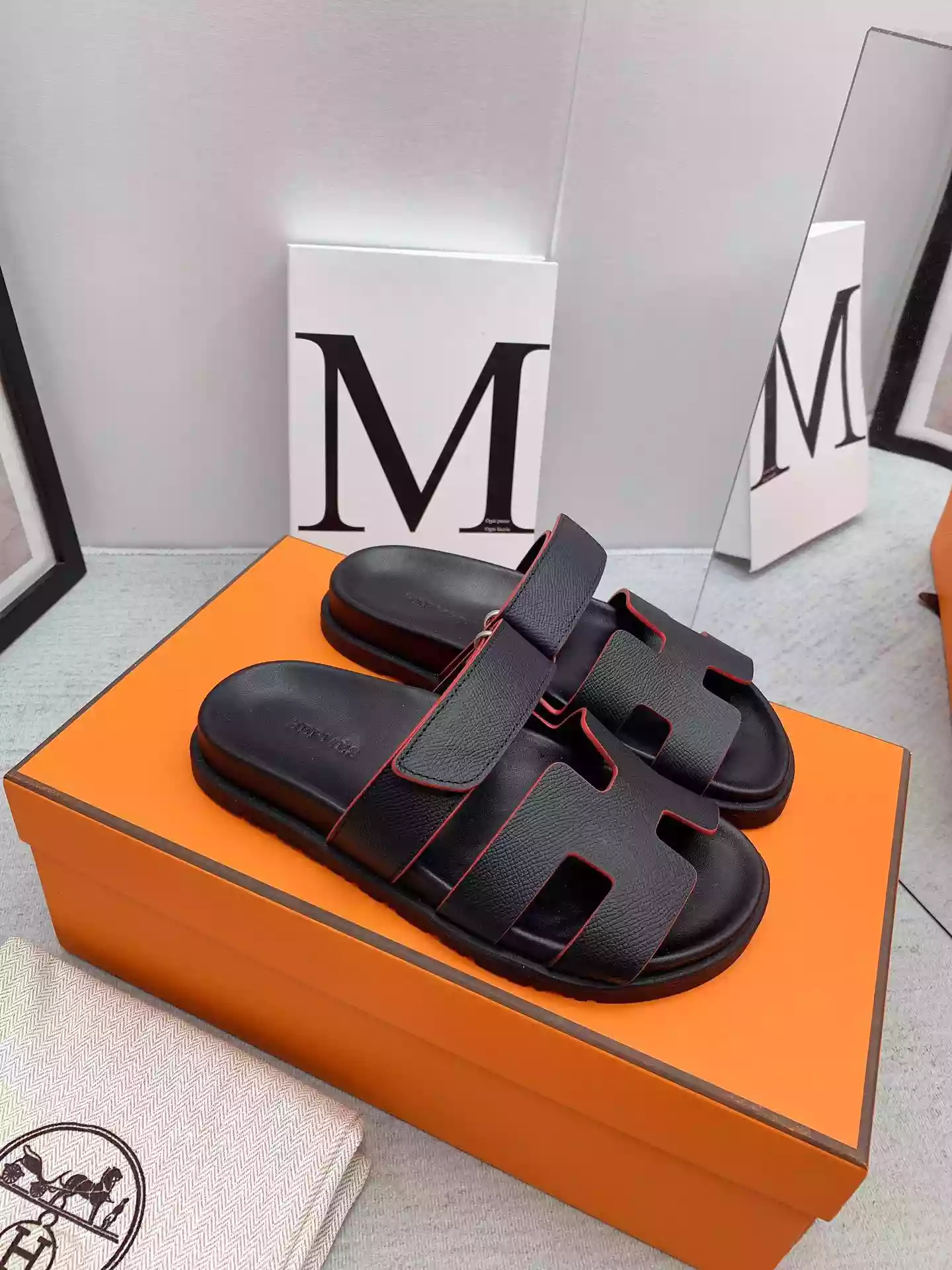 HERMES MEN’S CHYPRE SANDALS IN BLACK EPSOM CALFSKIN – HMSD009