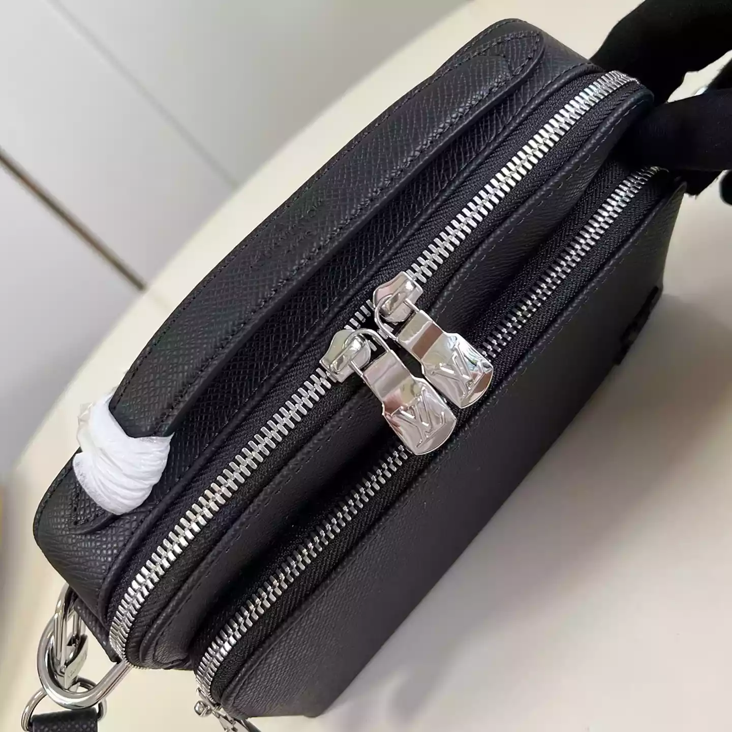 AVENUE MESSENGER BAG BLACK TAIGA COWHIDE LEATHER M11657 – LW429