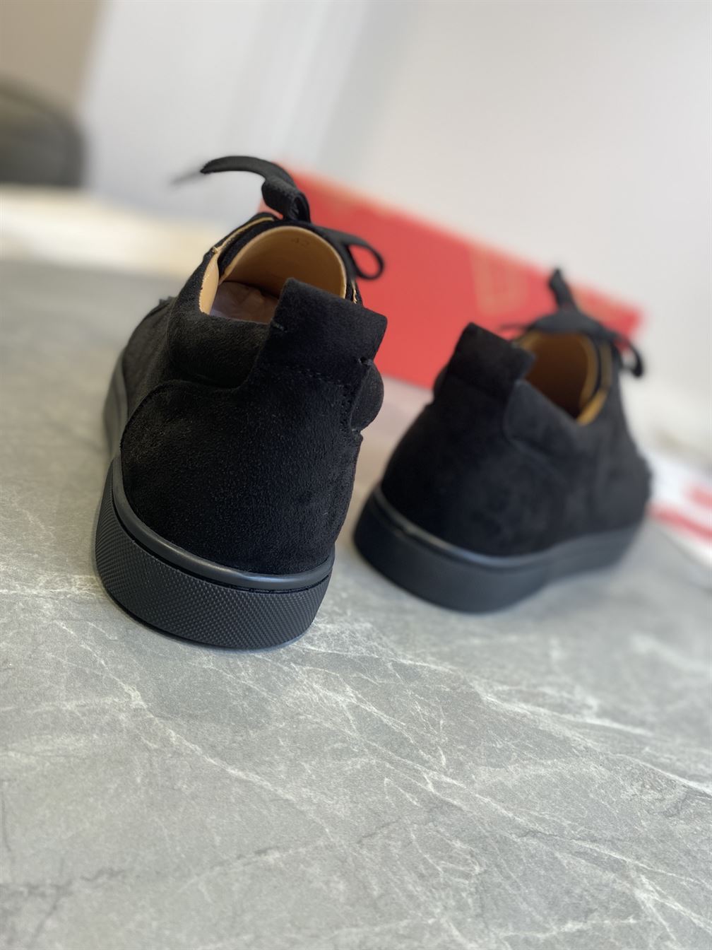 CHRISTIAN LOUBOUTIN LOW TOP SNEAKER – CLS001