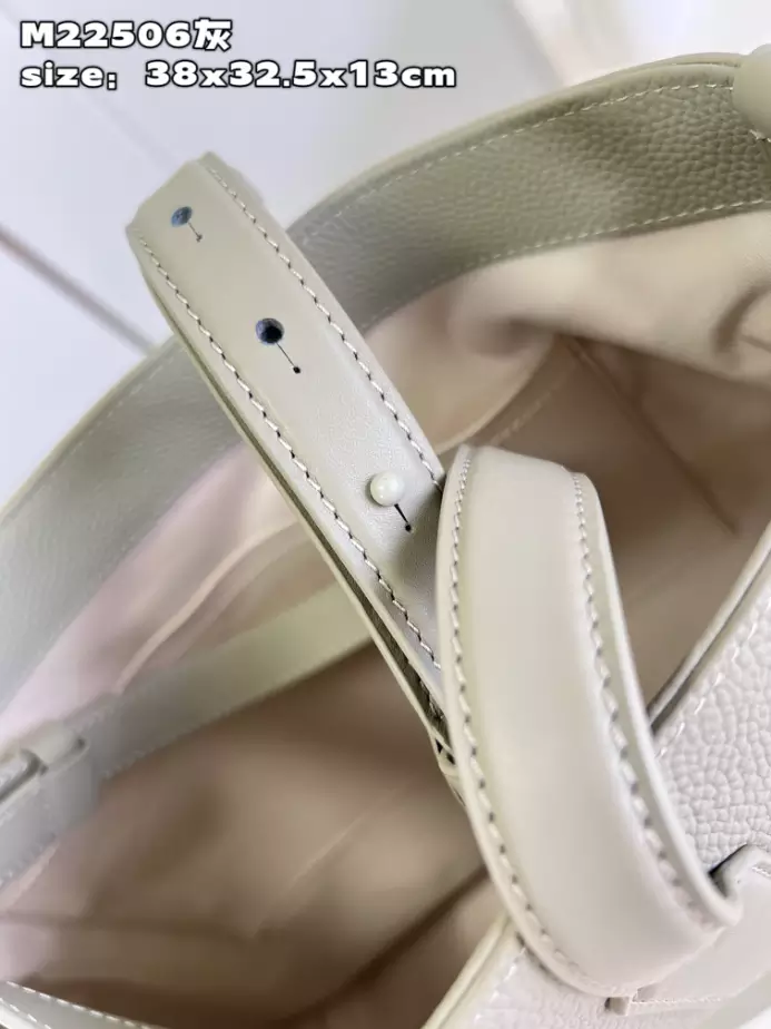 Fastline Tote Cowhide Leather M22506 – LW212