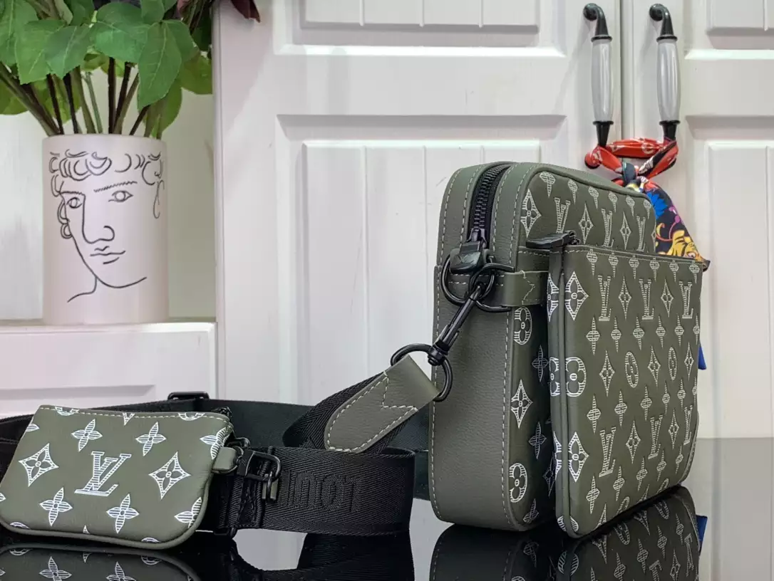 Louis Vuitton Trio Messenger Bag – LW143