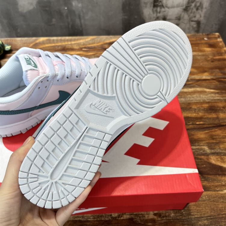 NIKE SB DUNK LOW SNEAKER – NSN013