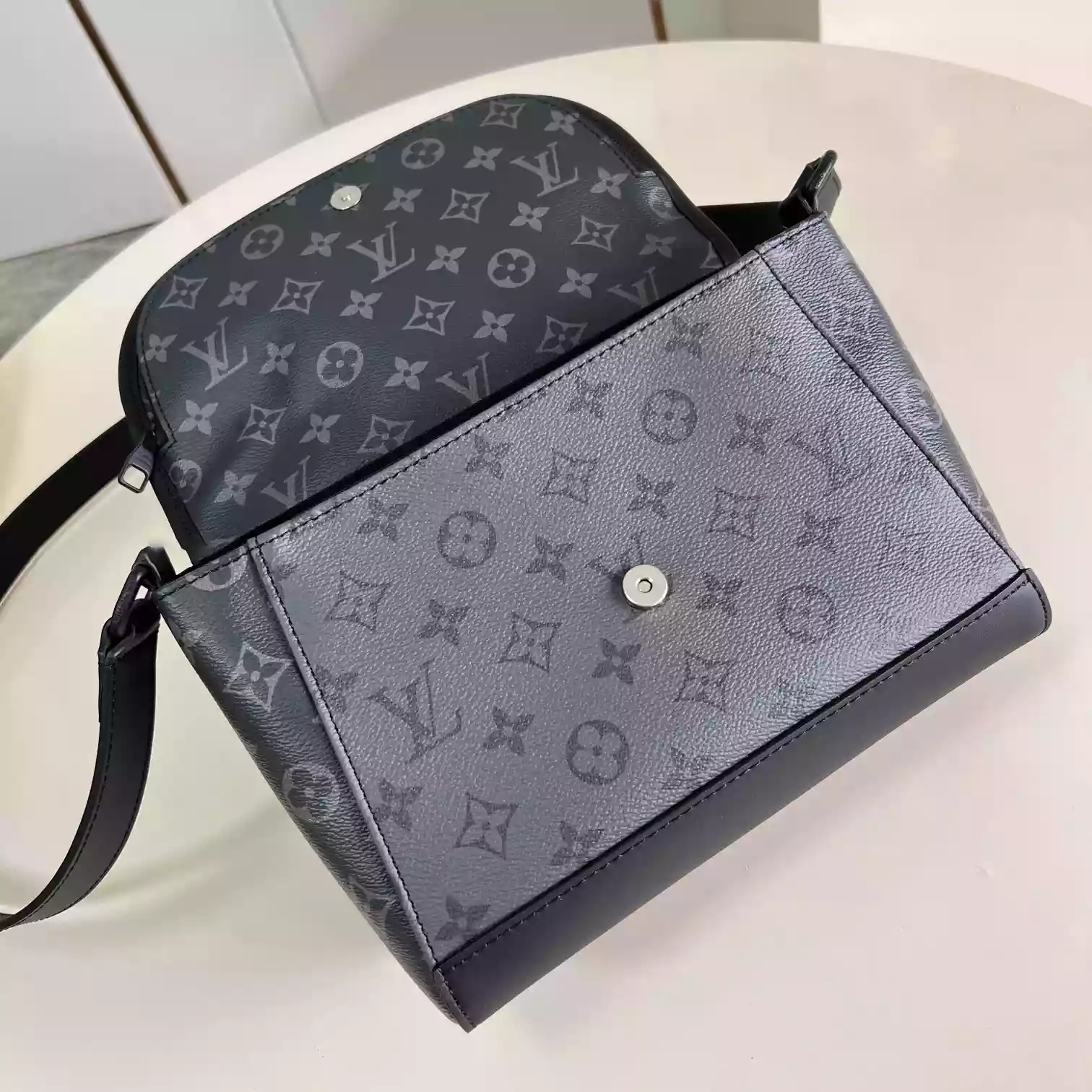 PULSE MESSENGER BAG MONOGRAM ECLIPSE CANVAS M12681 – LW426