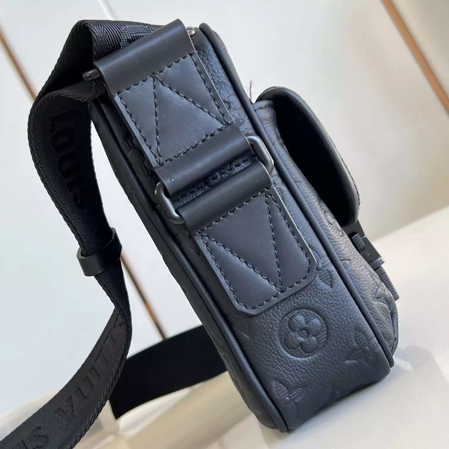 GETAWAY MESSENGER BAG BLACK MONOGRAM SHADOW M12516 – LW428