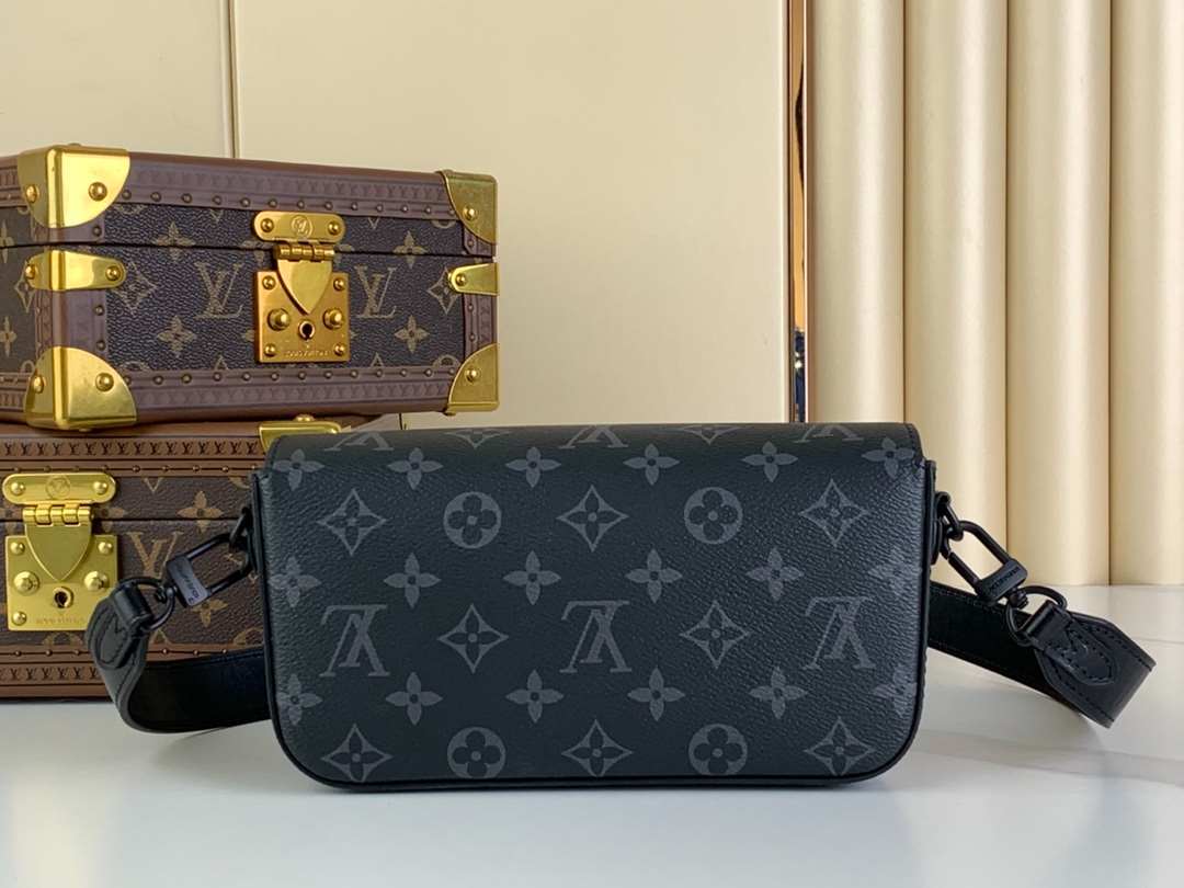 Louis Vuitton Montsouris Wearable Wallet Black – LW132